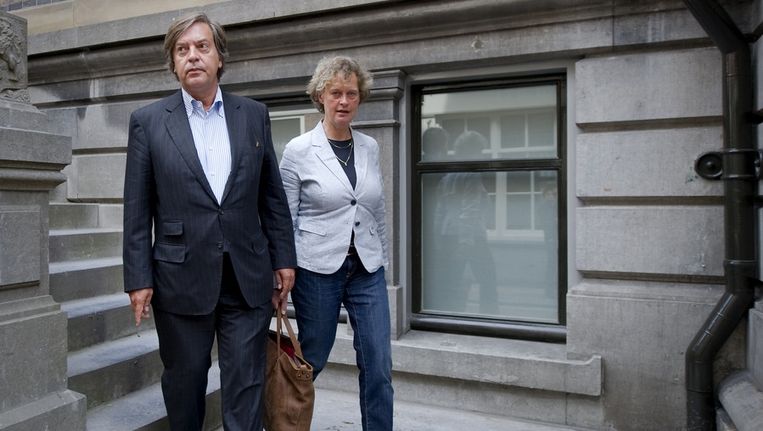 Zakenman Jan-Dirk Paarlberg (L) verlaat na de uitspraak (4,5 jaar) met zijn raadsvrouwe Benedicte Ficq de rechtbank van Haarlem in 2008. Archieffoto © ANP Beeld 