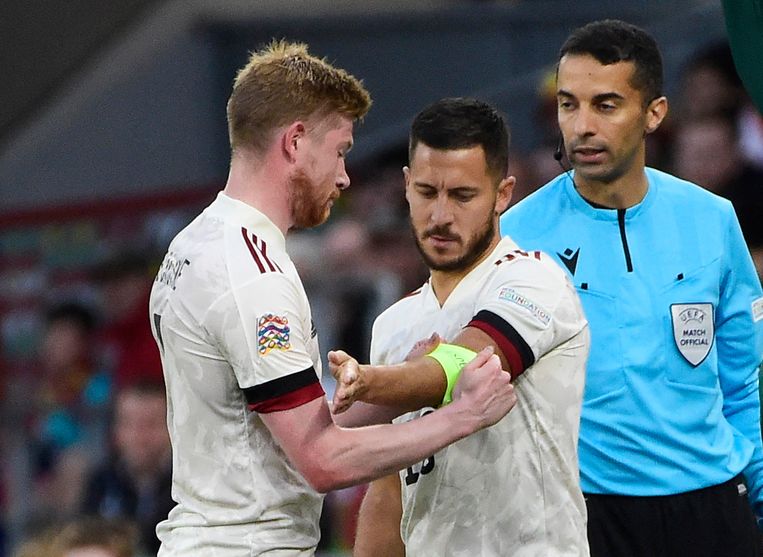 De Bruyne gaf bij zijn wissel de kapiteinsband door aan Eden Hazard. Beeld REUTERS