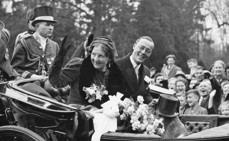 Prinses Juliana en prins Bernhard tijdens de intocht te Baarn na de huwelijksreis, 14 april 1937. Beeld Nationaal Archief