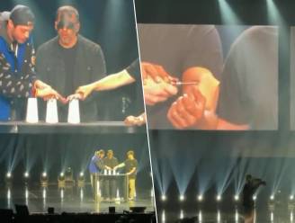 KIJK. Niet voor gevoelige kijkers: comedian Pete Davidson steekt ijspriem in arm van David Blaine voor goocheltruc