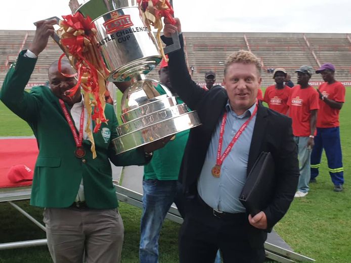Voormalig VRC-trainer Pieter de Jongh (rechts) in 2020 na de winst van de Castle Challenge Cup met zijn club FC Platinum.