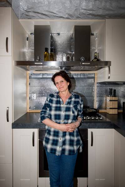 Op de vlucht voor wifi en mobiele telefoon emigreert Jacqueline Drijber, de Spaanse bergen in