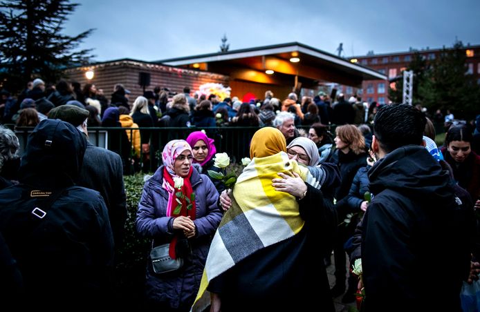 Nabestaanden, buurtbewoners en andere betrokkenen tijdens een herdenkingsbijeenkomst bij het buurthuis op Wittenburg waar Mohamed Bouchiki werd doodgeschoten.