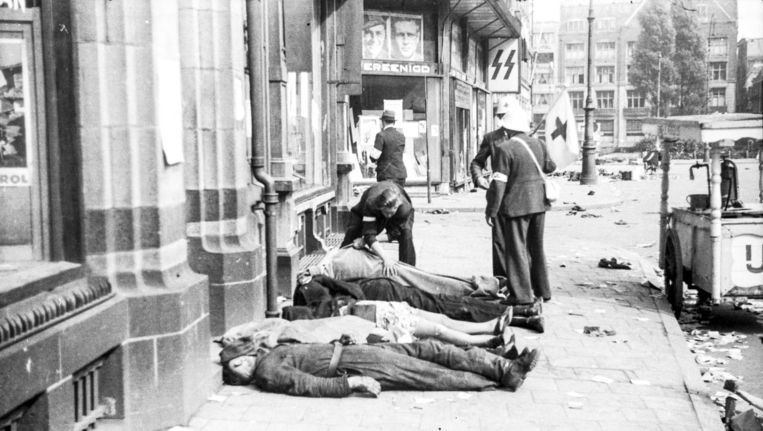 Slachtoffers van de schietpartij op 7 mei 1945 liggen op straat Beeld Jaap Hofman/Stadsarchief Amsterdam