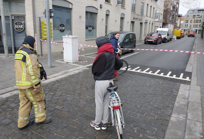 Het gaslek ontstond bij graafwerken onder het asfalt van de Veurnestraat. Daarbij werd een middendrukleiding geraakt. De hulpdiensten stelden een ruime perimeter in.