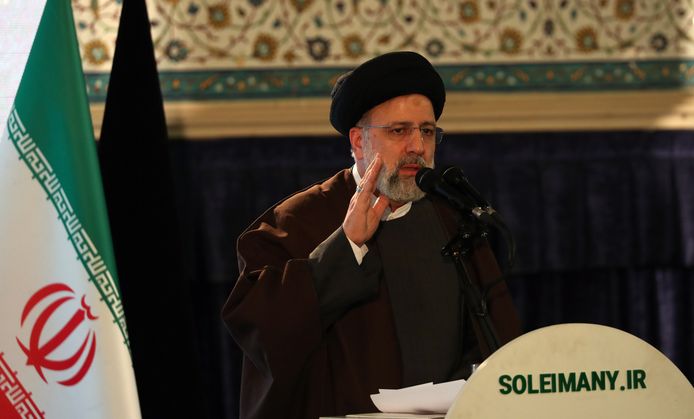 Le président iranien Ebrahim Raisi prend la parole lors d'une cérémonie marquant le deuxième anniversaire de la mort du puissant général, Qasem Soleimani, à la mosquée Mosallah de Téhéran, en Iran, le 3 janvier 2022.