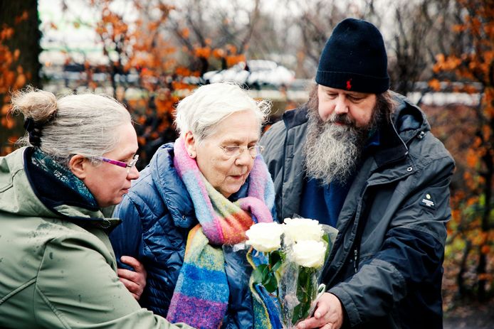 Moeder To Hammann en haar zoon en schoondochter leggen na 56 jaar bloemen bij het graf van Dominique.