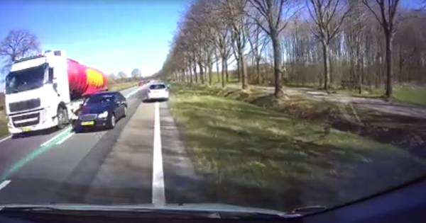 71-jarige vrouw is rijbewijs kwijt na bloedlinke inhaalactie op N48 - De Stentor