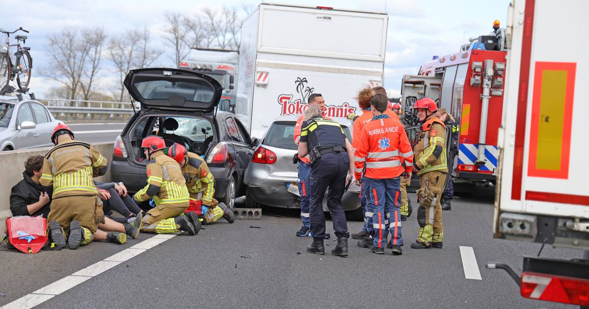 Een rijstrook afgesloten op A59 bij Waalwijk vanwege ongeluk: minstens een uur vertraging.