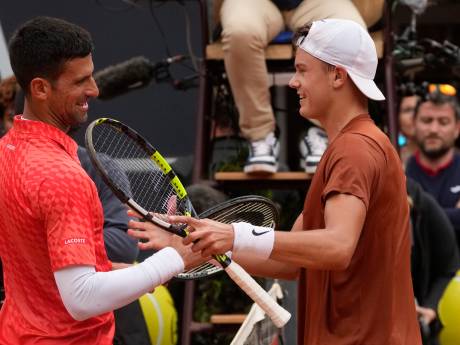 Holger Rune stunt tijdens masterstoernooi Rome met zege op Novak Djokovic: ‘Daar ben ik best trots op’ 