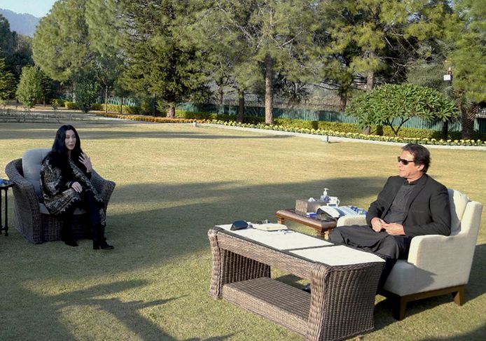 Cher in gesprek met Imran Khan, de eerste minister van Pakistan.