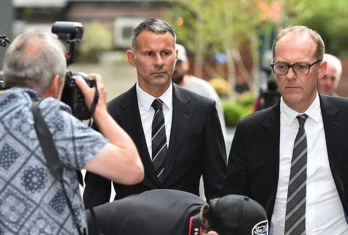 Ryan Giggs verlaat de rechtbank in Manchester.