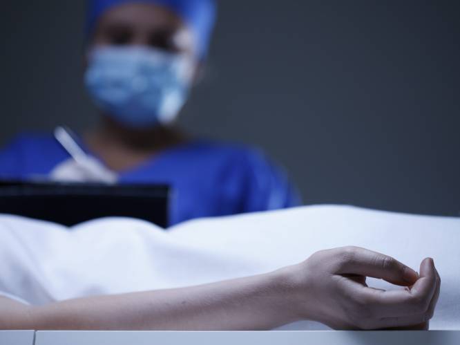 Doodverklaarde man schrikt wakker vlak voor autopsie zou plaatsvinden