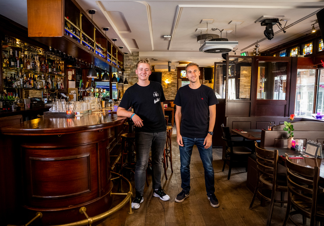 Chef-kok Milan Hansen en bedrijfsleider Kelvin de Koning van restaurant Koekenbier.