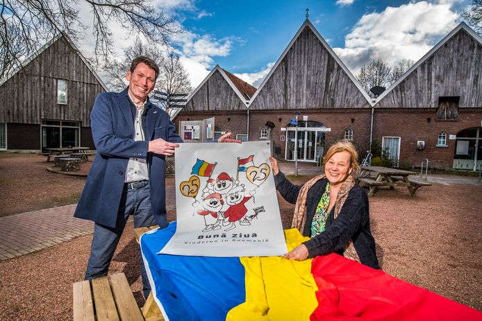 Ninian Gerritzen en Christel Visser van de stichting Bunã Ziua voor dorpshoes Erve Boerrigter in De Lutte, dat altijd de uitvalbasis was van deze hulporganisatie.