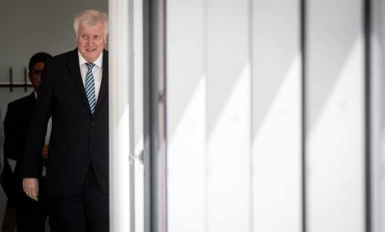 Horst Seehofer (CSU) krijgt mogelijk maandag groen licht om vluchtelingen bij de grens te weren. Beeld Kay Nietfeld/dpa