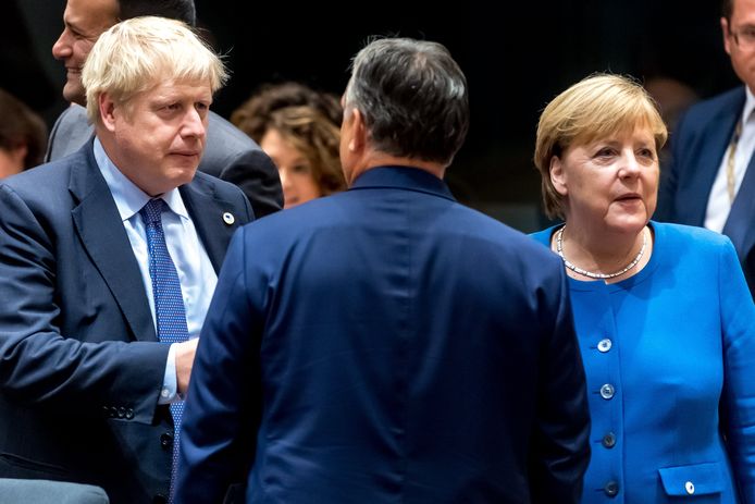 De Britse premier Boris Johnson met Duits bondskanselier Angela Merkel, gisteren op de Europese top in Brussel.