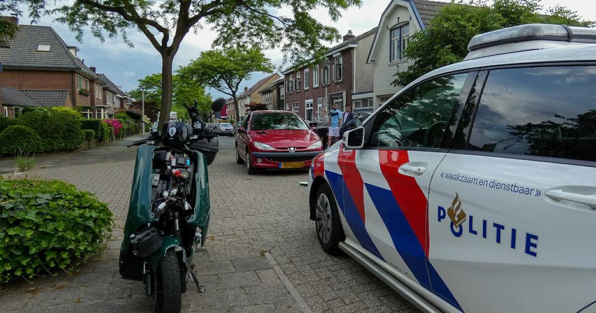Jongens op deelscooter slaan op de vlucht na aanrijding met automobilist in Enschede.
