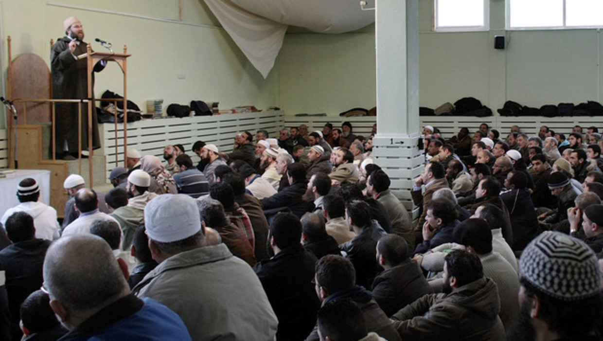 Imam Sjeik Fawaz Jneid spreekt in de As Soennah-moskee in Den Haag de gelovigen toe. (archief 2008) Beeld ANP