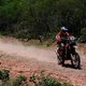 Toeschouwers rijden Chileen Esquerre uit Dakar Rally