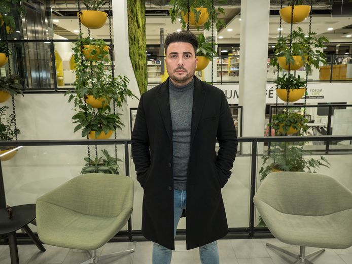 Club Magnum eigenaar Alper Bulduk in het gemeentehuis in Zoetermeer, voorafgaand aan een raadsvergadering over het geweld tegen nachtclubs.  Archieffoto