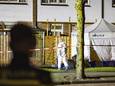 Een forensisch team doet onderzoek bij een woning in de Fizeaustraat waar de 41-jarige Rodney Mijnals overleed na een schietpartij.