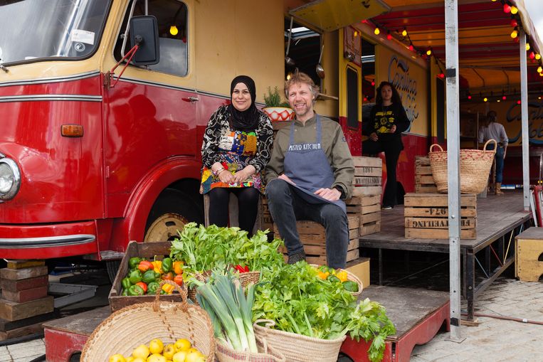 Markt Maal On Tour van Maarten Hoekstra, hier met met Ikram Boujattouy: 'We hebben tapasachtige gerechten, zodat je ruimte overhoudt om zo veel mogelijk te proberen.' Beeld Nina Schollaardt
