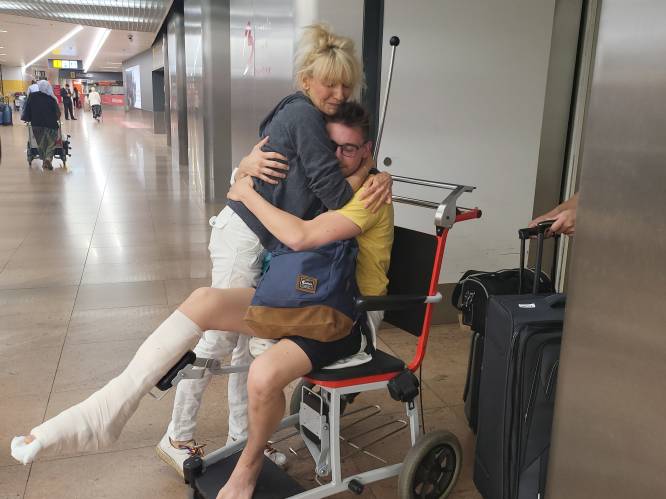 Julius Grauls (30) is herenigd met mama Nicole na de hel in Thailand: “Maar er wachten hem nog operaties in UZ Leuven om zijn been te redden”