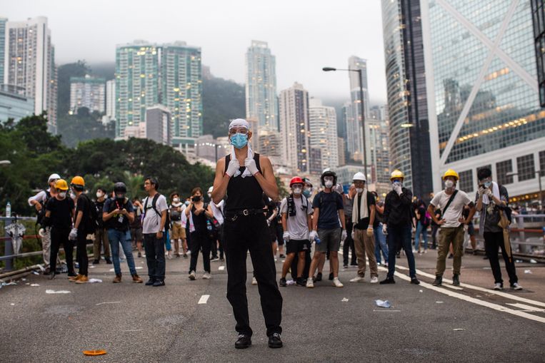 Tienduizenden inwoners van het semiautonome Hongkong trokken de straat op uit protest tegen een nieuwe uitleveringswet. Beeld Photo News