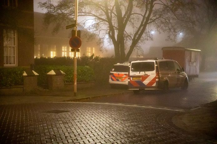 Agenten zoeken in de omgeving van de Schoolstraat in Wouw met politiehonden naar de drie gevluchte daders.
