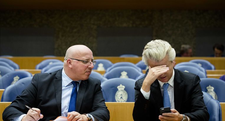 Kamerlid Fritsma in gesprek met PVV-leider Wilders. Beeld anp