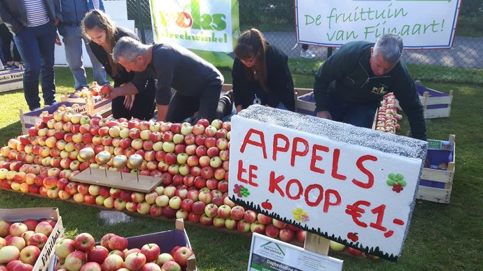 De appelen in de piramide zijn voor het goede doel
