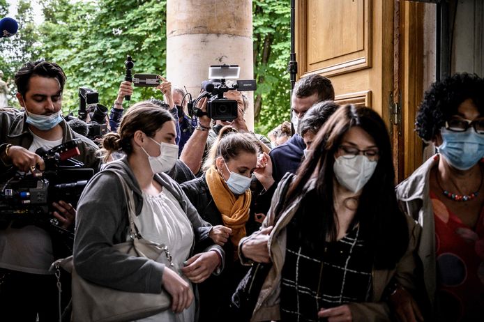 Valérie Bacot (40) met beige sjaal, wordt andermaal omstuwd door cameraploegen bij haar aankomst aan het assisenhof van Chalon-sur-Saône
