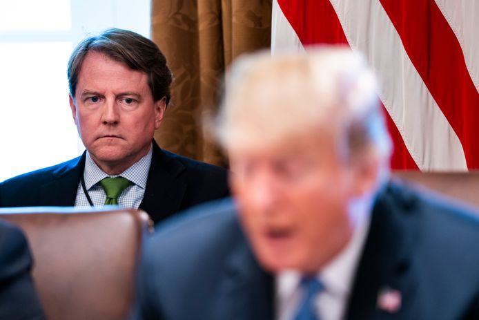 Don McGahn luistert terwijl president Donald Trump de media toespreekt in juni 2018.