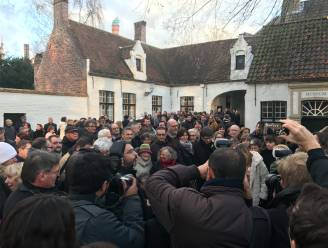 En maar selfies nemen: massale belangstelling voor Puigdemont in Brugge