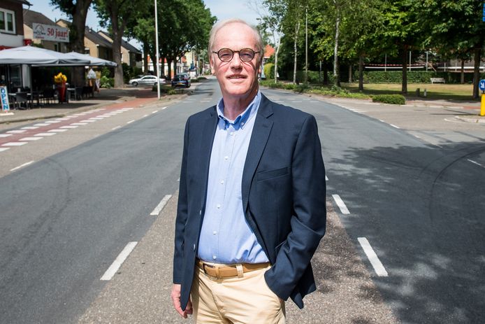 Wim Gaalman voorzitter van de nieuwe stichting Dorpsbelangen Weerselo, op de Bisschopstraat in Weerselo.