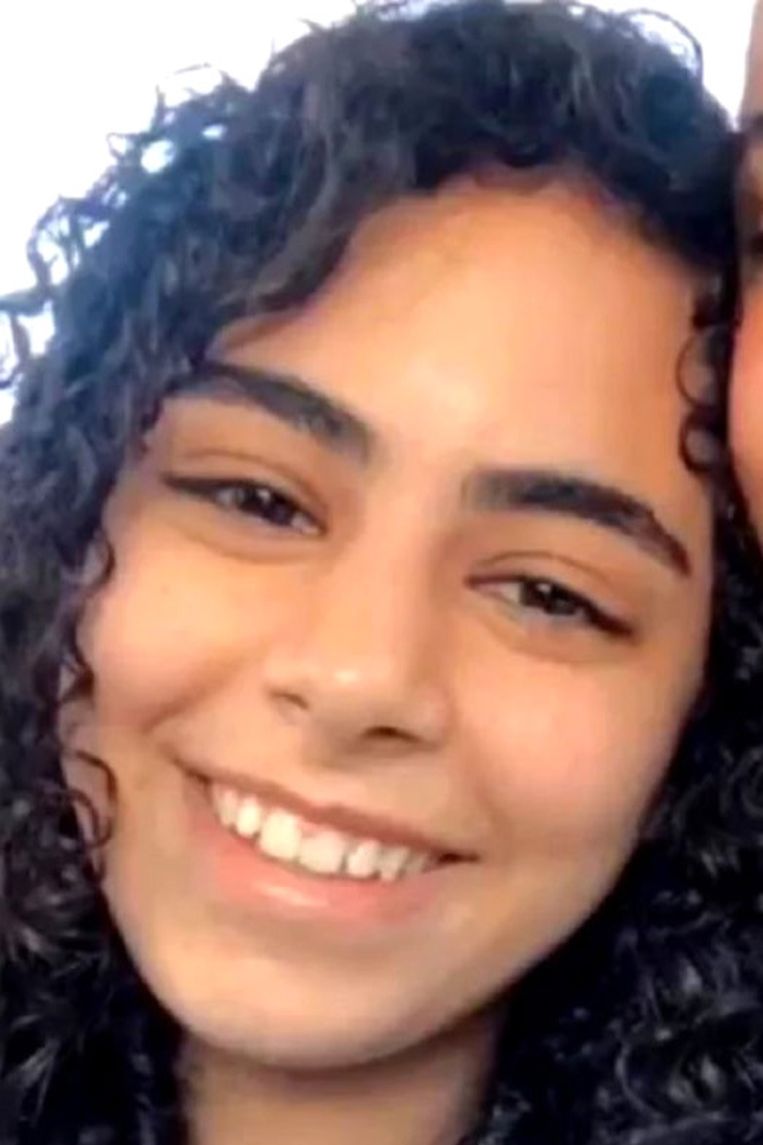 Nadine Awad (16) was een goede leerling, zegt Sirin Slameh, haar schooladviseur. Ze nam ook deel aan Joods-Arabische samenwerkingsprogramma’s. Toen ze met haar vader naar buiten vluchtte om dekking te zoeken, werden ze beiden dodelijk getroffen door een raket. Beeld NYT