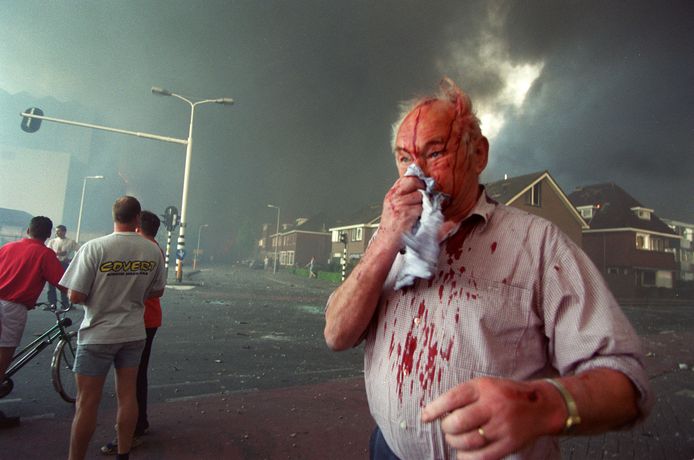 Een gewonde van de vuurwerkramp op 13 mei 2000 in Enschede. Er vielen op die dag in totaal 23 doden.