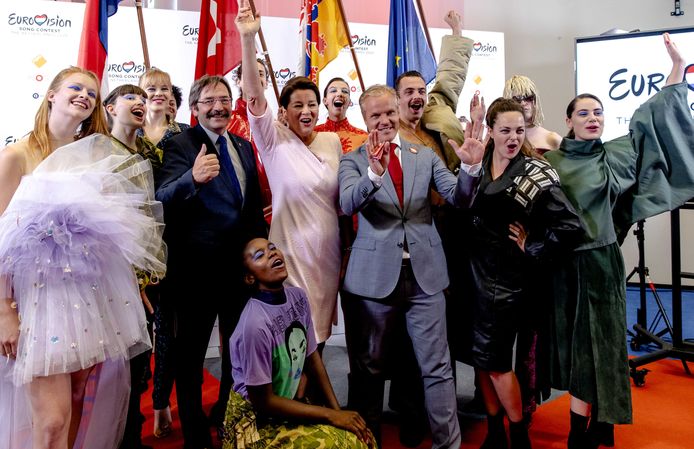 Burgemeester Annemarie Penn-te Strake en Gouverneur Theo Bovens presenteren namens de gemeente Limburg een bidbook op basis waarvan Maastricht het Eurovisie Songfestival van volgend jaar hoopt binnen te halen.