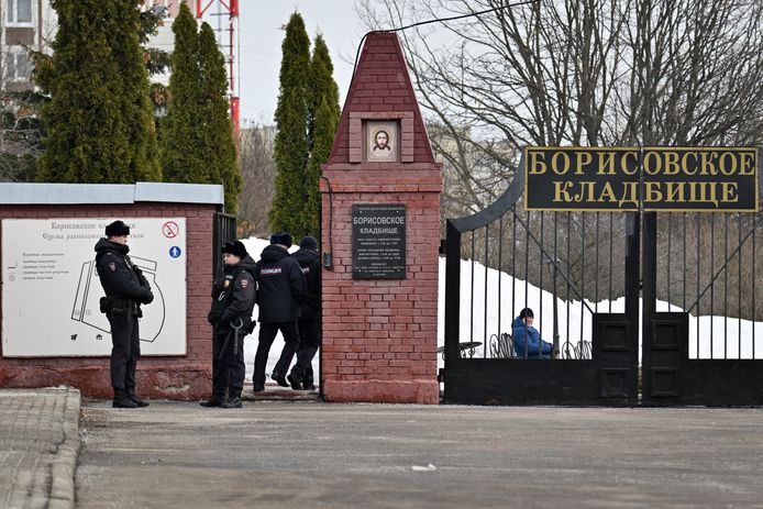 Российские полицейские у церкви, где завтра похоронят Навального.