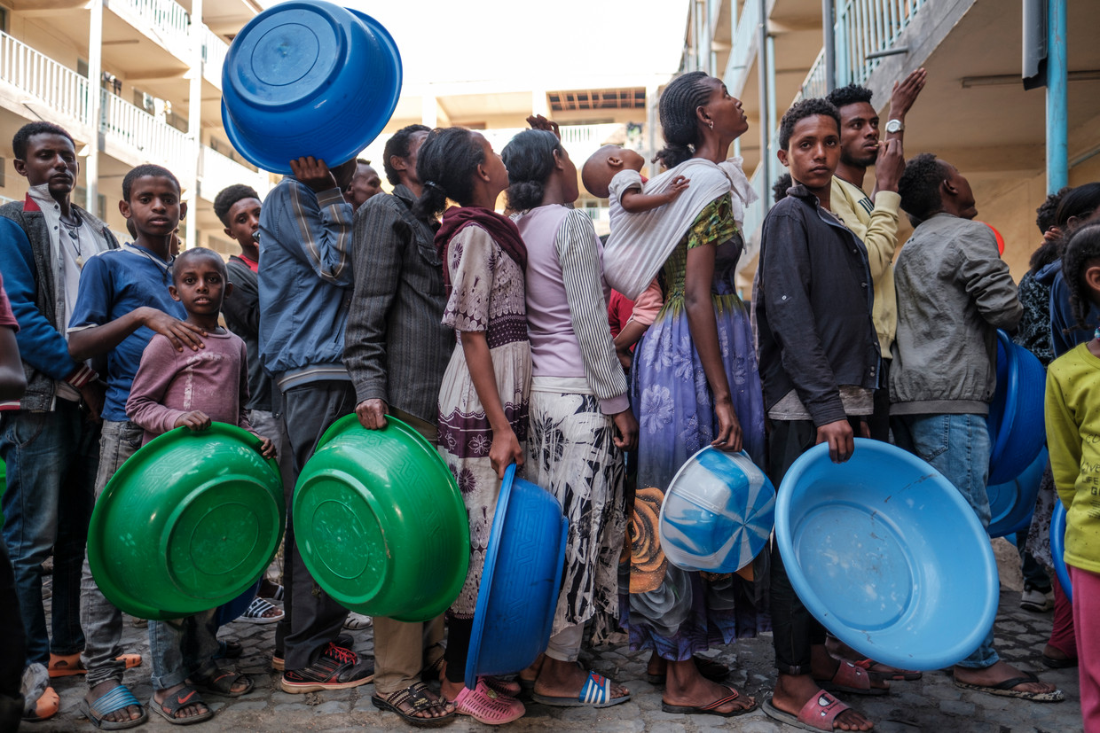 Vluchtelingen staan in de rij bij een school in Mekelle, de belangrijkste stad van Tigray, in de hoop wat eten te kunnen bemachtigen.  Beeld Eduardo Soteras Jalil