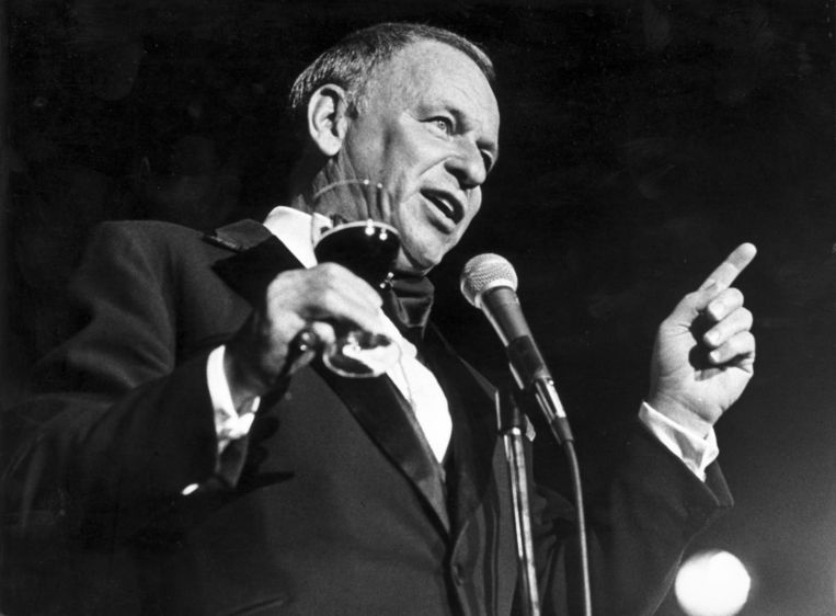 De Amerikaanse zanger Frank Sinatra tijdens zijn optreden op 7 maart 1977 in het Amsterdamse Concertgebouw. Beeld anp