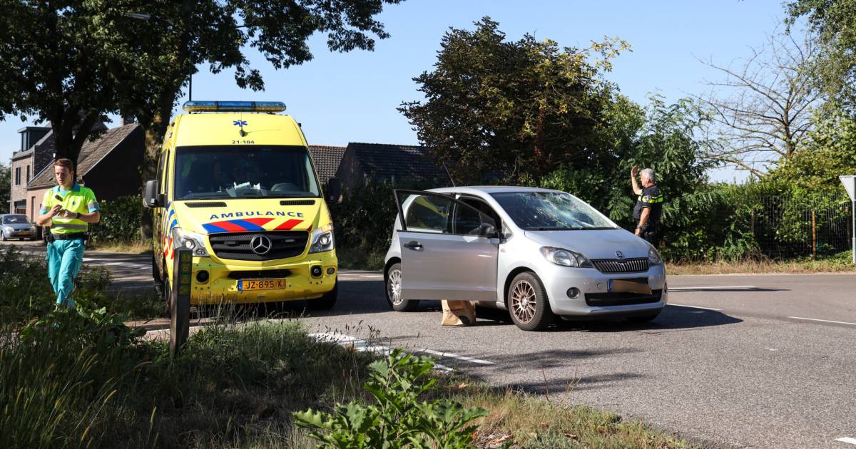 Fietser gewond geraakt in Hoogezand na botsing met trekker en watertank, slachtoffer met hoofdwond naar het ziekenhuis gebracht.