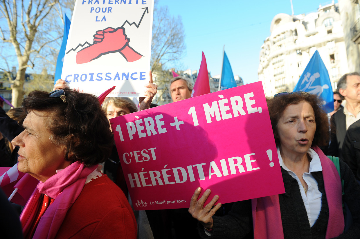Een Franse manifestatie tegen adoptie door homokoppels. Toch zitten deze conservatieve stemmers vandaag vaak in hetzelfde politieke kamp als de mensen tegen wie ze protesteren. Beeld Getty Images