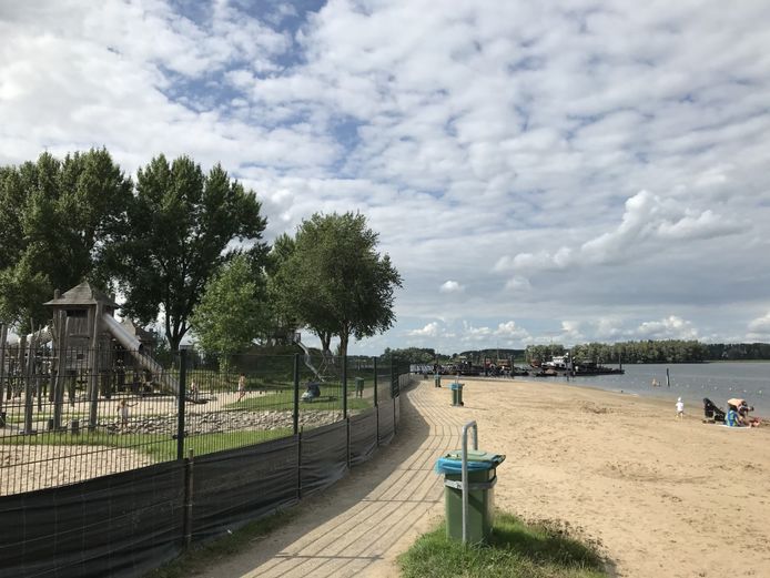 De aangrenzende speeltuin is een mooie aanvulling bij de waterplas in  Aalst.