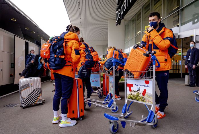 Olympiers met hun koffers bij de vertrekhal voorafgaand aan de vlucht naar de Chinese hoofdstad Peking.