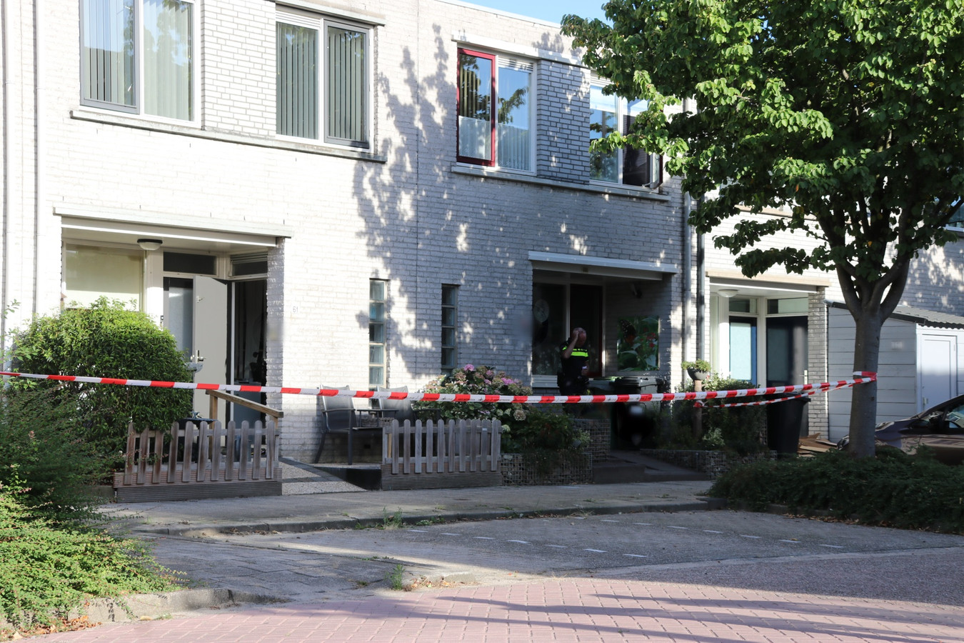 De politie heeft zaterdagmiddag twee overleden personen gevonden in een woning aan het Kramerplan in Zoetermeer.
