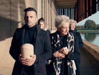 Moeilijk moment in ‘Familie’: Peter neemt afscheid van zijn overleden vriendin Iris