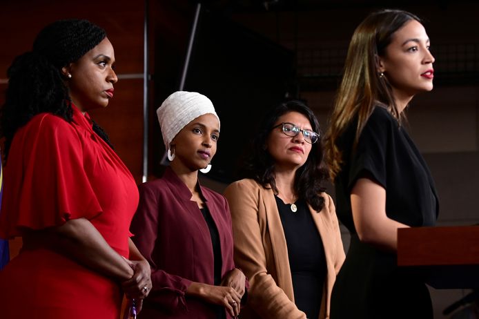 De door Trump geviseerde Amerikaanse Congresleden Ayanna Pressley, Ilhan Omar, Rashida Tlaib en Alexandria Ocasio-Cortez houden een nieuwsconferentie.