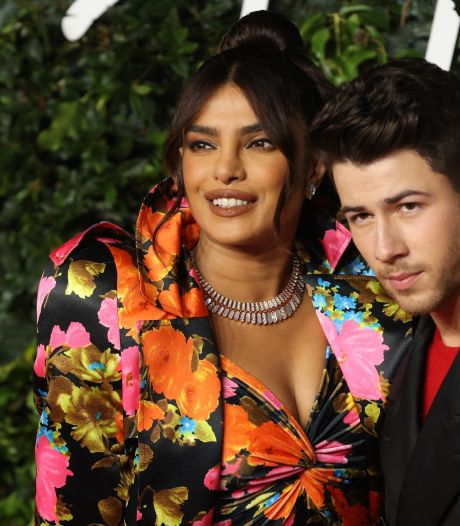 Zanger Nick Jonas en actrice Priyanka Chopra verwelkomen kindje via draagmoeder